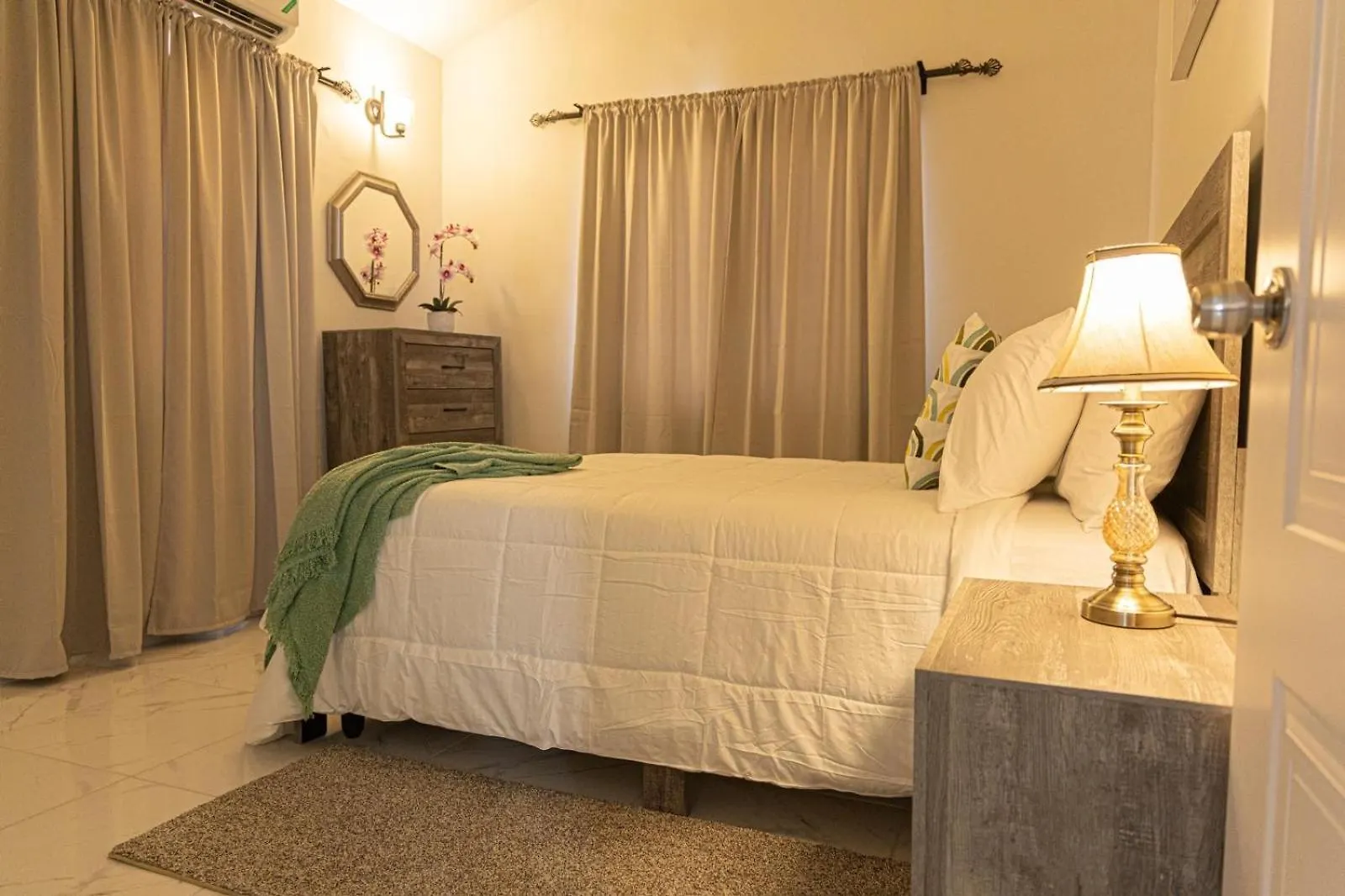 Phoenix Park Villas - Portmore - 10Mins To Beach